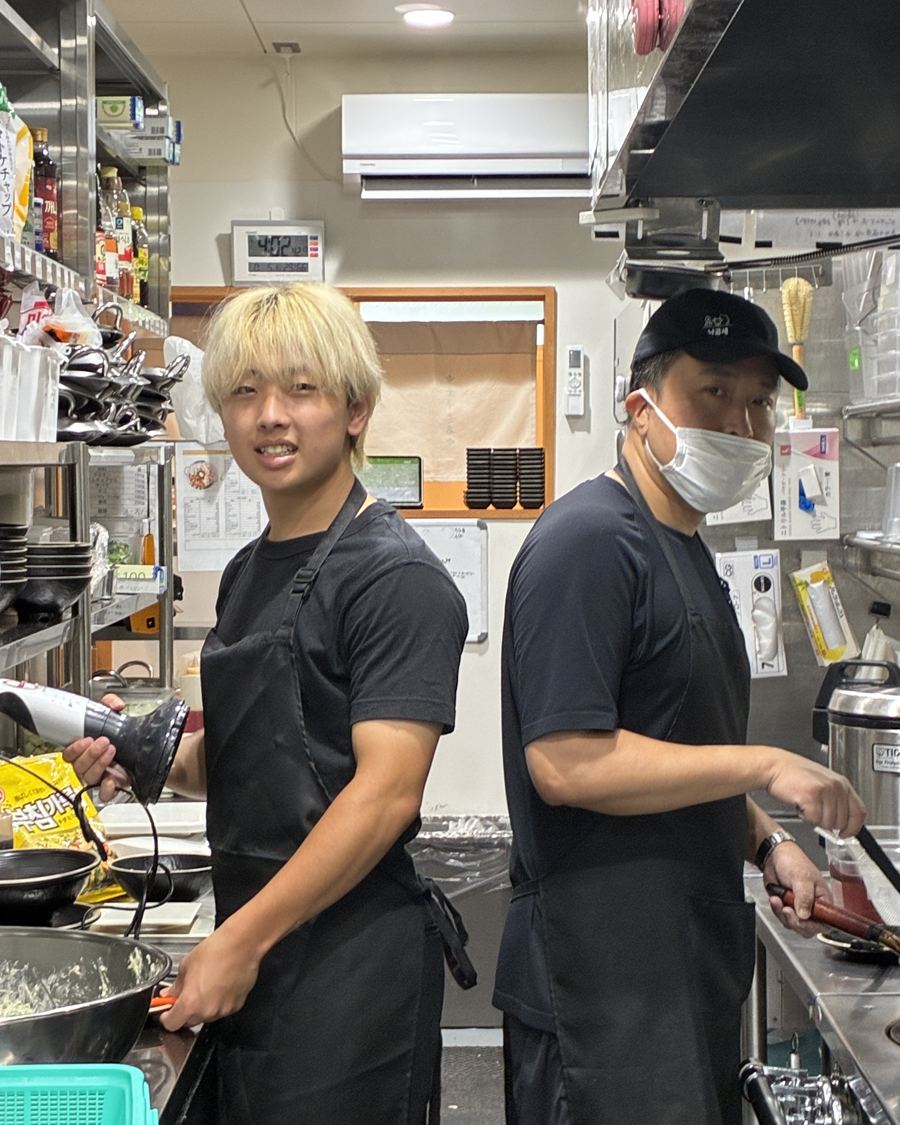 キッチンで調理するスタッフ2名
