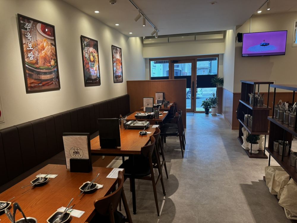 テーブル席が並ぶ店内