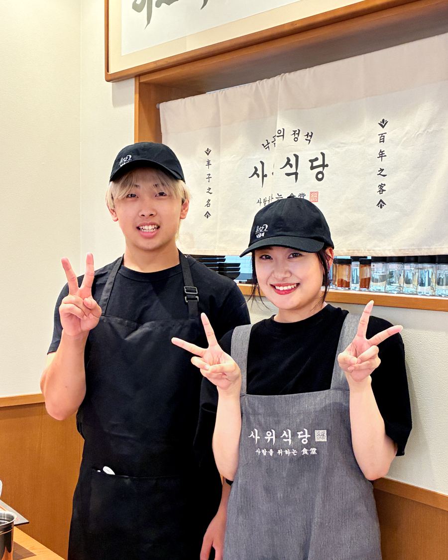 店内で笑顔を見せるスタッフ2名